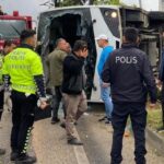 Antalyada servis aracı devrildi: 19 kişi yaralandı