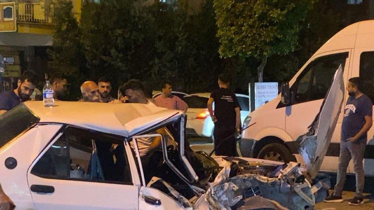 Hızını alamayıp, park halindeki servis aracına çarptı