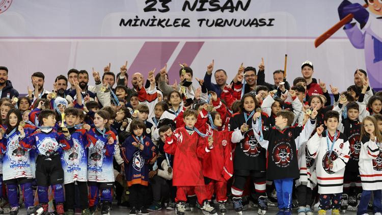 Minik hokeyciler sezona hızlı başladı