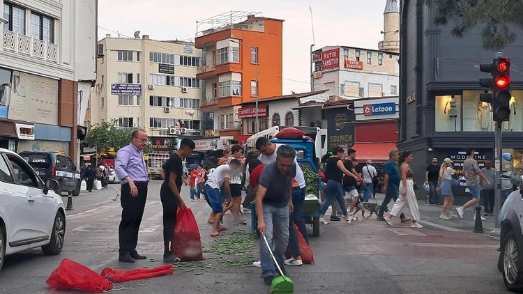 Hızını alamayan motosikletteki fasülyeler yere saçıldı