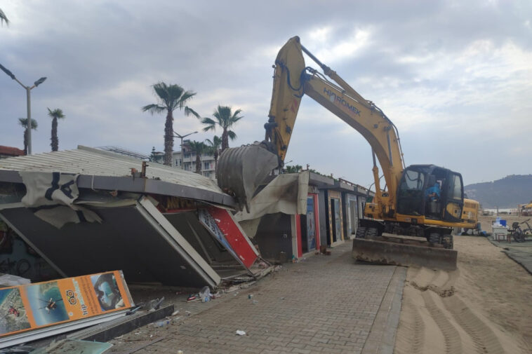 Alanya'da kaçak barakalar yıkıldı