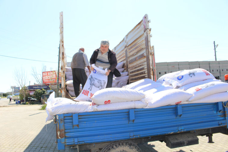 Büyükşehir'in üreticilere yem desteği sürüyor