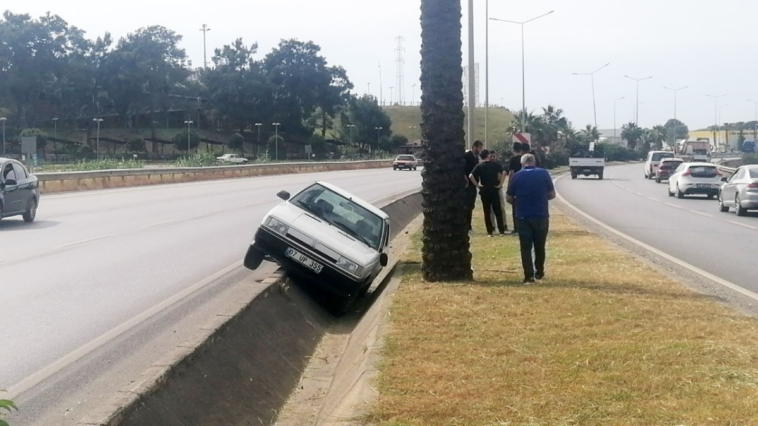 Manavgat'ta kaza yapan otomobil yağmur suyu kanalına düştü