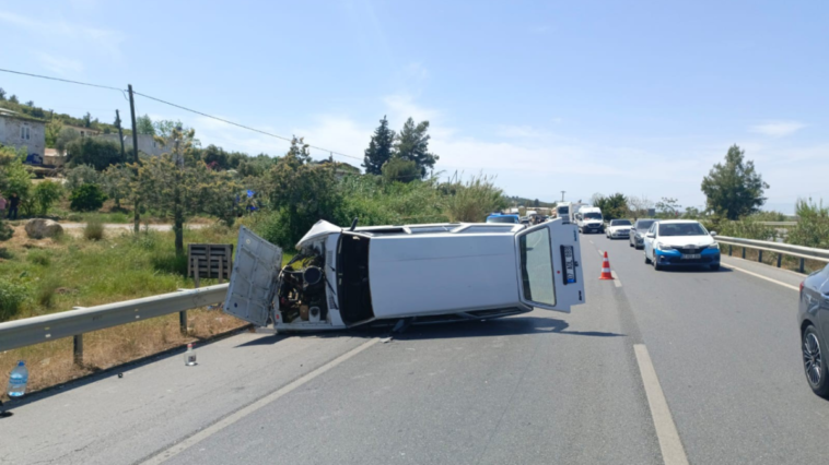 Manavgat'ta otomobil bariyerlere çarptı, sürücüsü yaralandı