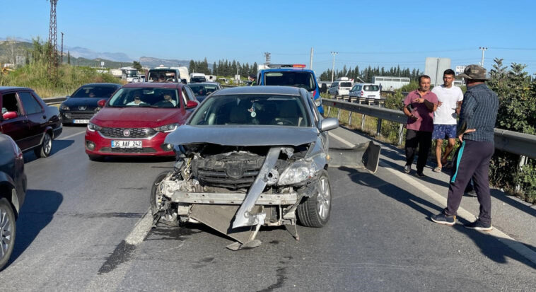 Seyir halindeki otomobil bariyerlere çarptı, sürücüsü yaralandı