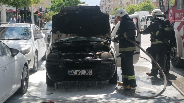 Seyir halindeki ticari araç yandı