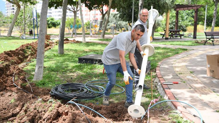 Konyaaltında parklar aydınlanıyor