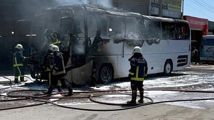 Park halindeki otobüs alev alev yandı