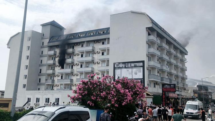 Alanyada otel lojmanında yangın