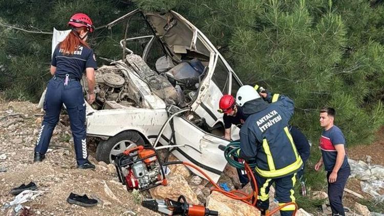 Antalyada otomobil dereye uçtu: 1 kişi hayatını kaybetti, 3 kişi yaralı