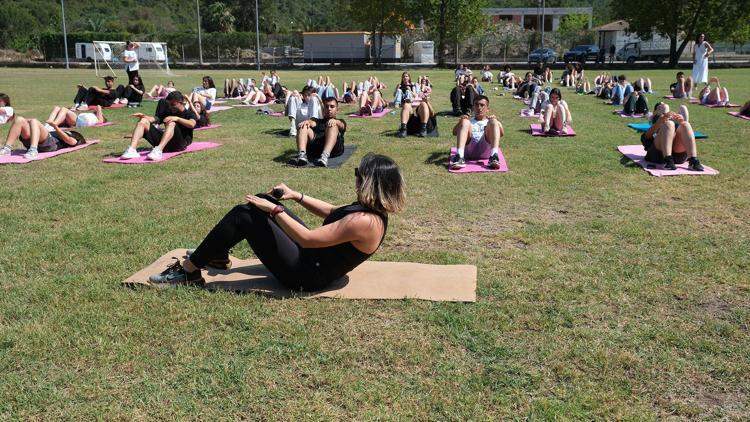 Öğrenciler açık havada yoga yaptı