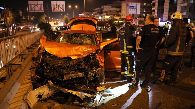 Refüjü aşan otomobille kafa kafaya çarpıştı: 5 yaralı