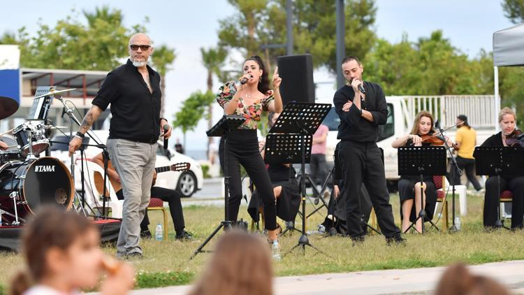 Gün batımı akustik konseriyle eğlendiler