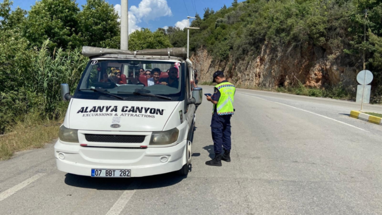 Alanya'da 10 araç trafikten men edildi