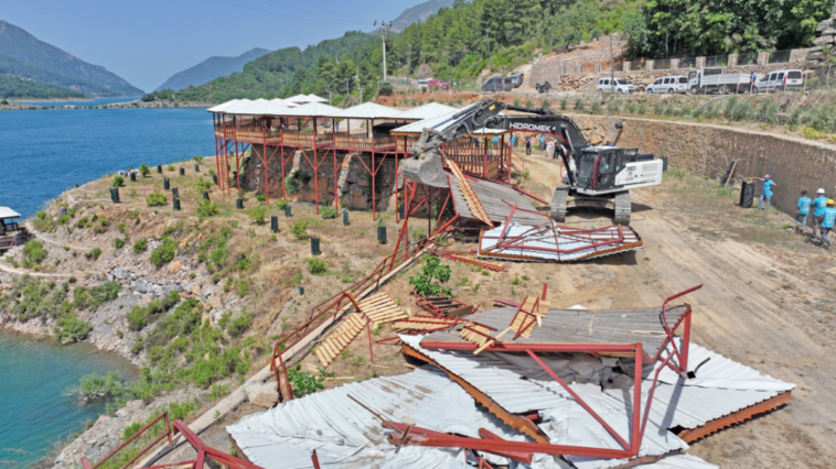 Alanya'da 34 kaçak çardak yıkıldı