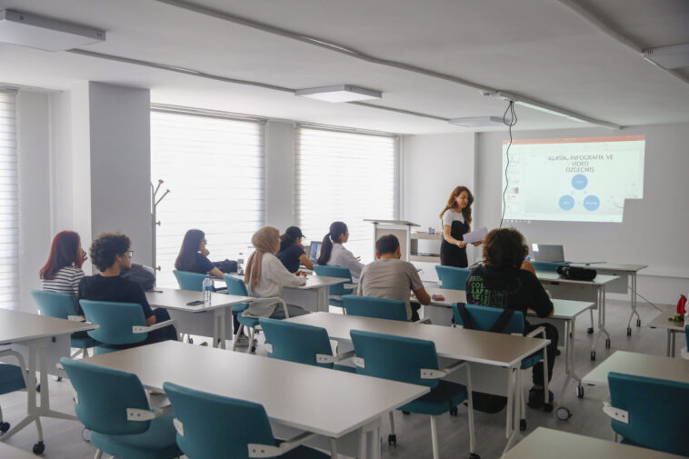 Antalyalı gençlere CV hazırlama eğitimi verildi