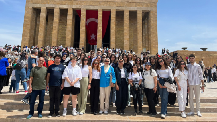 Büyükşehir yurtlarda kalan 38 genci Anıtkabir'e götürdü