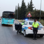 Halk otobüsünden düşen kadın yaralandı