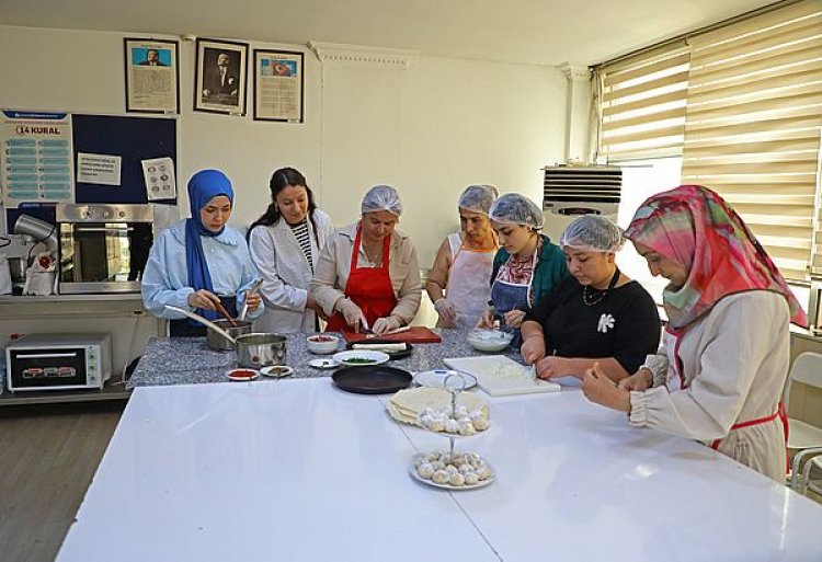 GAZİANTEP MUTFAĞI'NI ATASEM'DE ÖĞRENİYORLAR