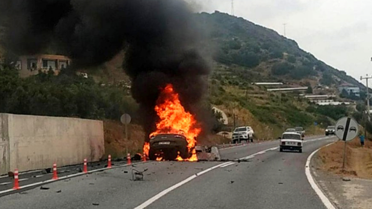 İstinat duvarına çarpan otomobil alev aldı: 2 ölü