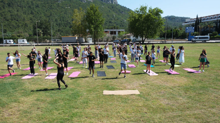 Kemerli öğrenciler yoga ve meditasyonla stres attı