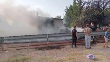 Kepez'deki yangında bir evin deposu küle döndü