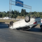 Manavgat'ta lastiği patlayan otomobil önündeki araca çarpıp devrildi