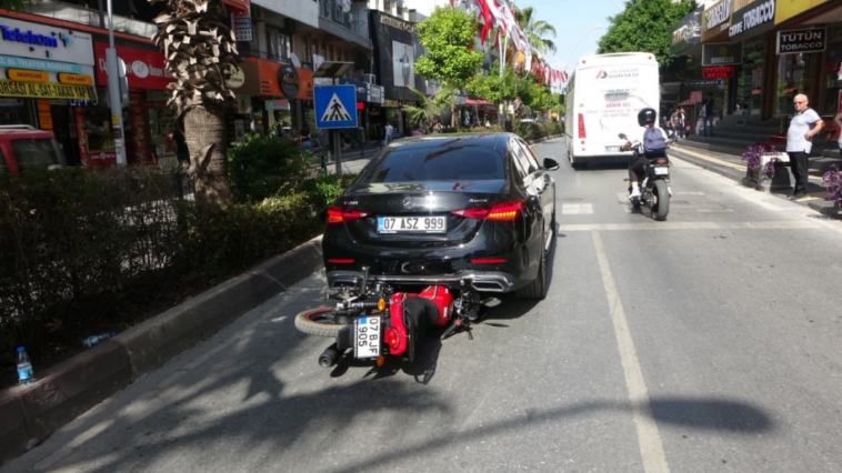 Manavgat'taki kazada motosiklet sürücüsü şans eseri yaralanmadı