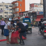 Motosiklet kaza yaptı fasulyeler yola saçıldı