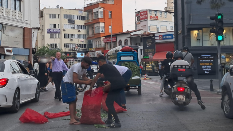 Motosiklet kaza yaptı fasulyeler yola saçıldı