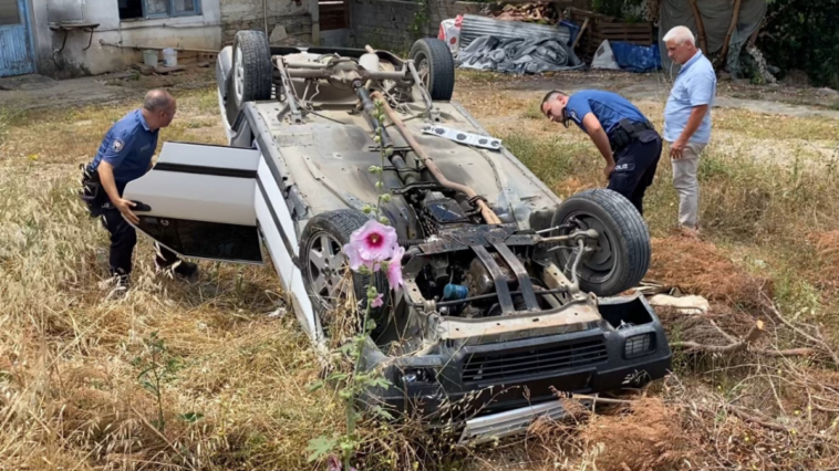 Serik'te devrilen otomobilde yaralı aradılar