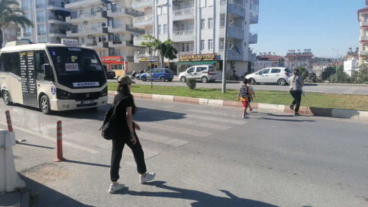 Yaya geçidinin silinmeyen çizgileri kazaya davetiye çıkartıyor