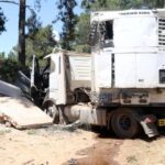 TIR balık üretim tesisi lojmanının odunluğuna girdi: 1 yaralı