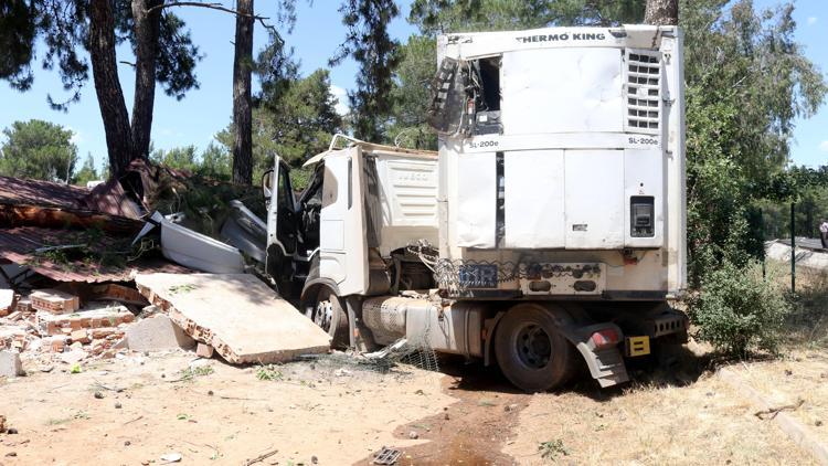 TIR balık üretim tesisi lojmanının odunluğuna girdi: 1 yaralı