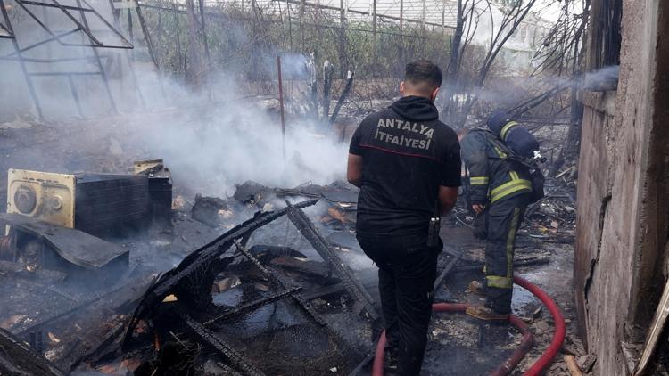 Otluk ve çalılık alanda başlayan yangın evi küle döndürdü