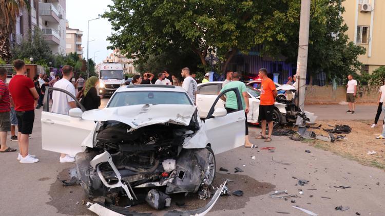 2 araç kafa kafaya çarpıştı, kazayı yara almadan atlatan çocuğuna sarıldı