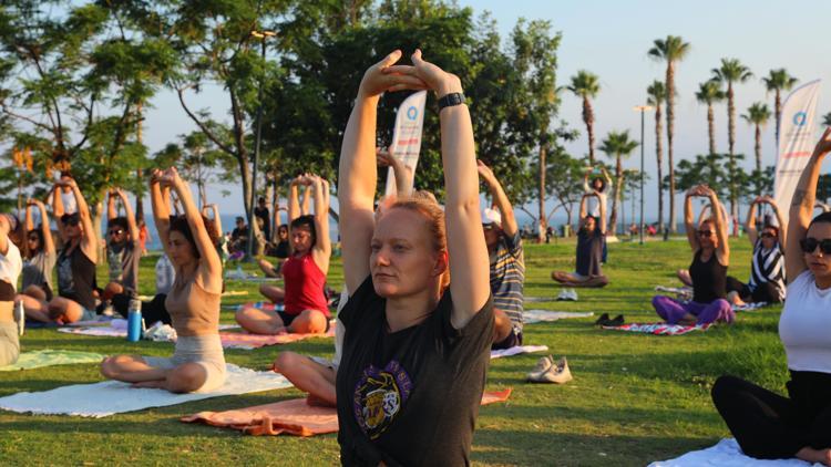 Sahilde yoga yaptılar