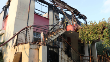 Aksu Pınarlı'da 2 katlı evde yangın çıktı