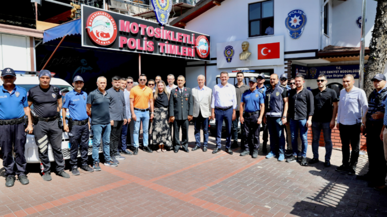 Alanya'da Başkan Özçelik vatandaşlarla bayramlaştı