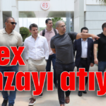 Alex imzayı atıyor