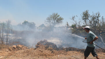 Antalya'da Doğuyaka Mahallesi'ndeki yangın güçlükle söndürüldü