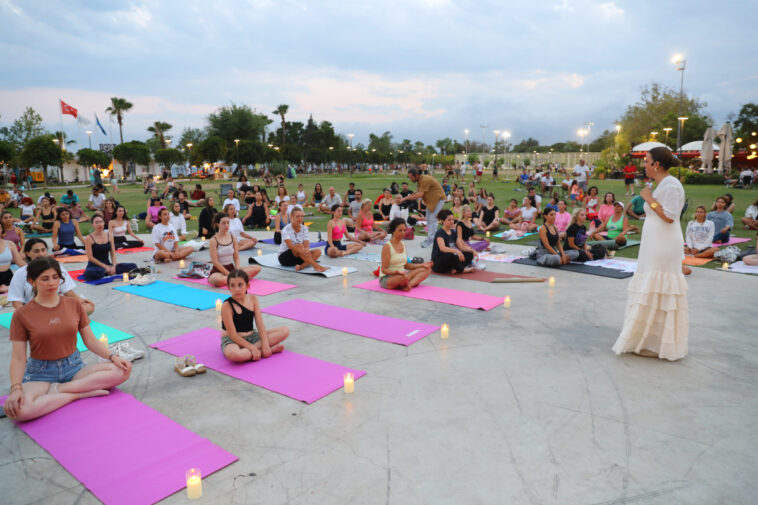 Antalyalı gençlerin yoga buluşması