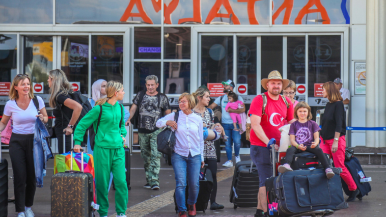 Antalya'ya havadan turist yağıyor