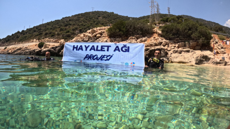 Finike'de 'Batık Ada'da atıklardan temizlendi