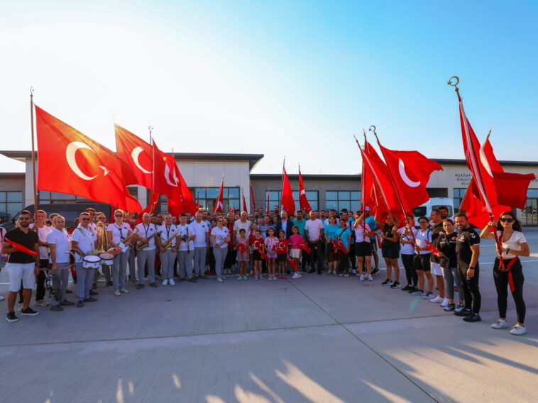 Fransa'ya törenle uğurlandılar