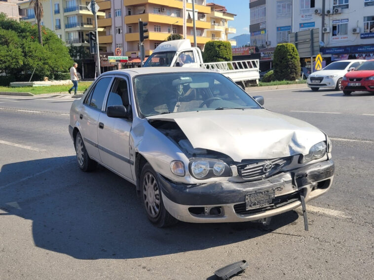 Gazipaşa'da 2 otomobil çarpıştı 4 kişi yaralandı