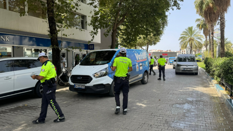 Gazipaşa'da polisten cam filmli araç ve motosiklet denetimi