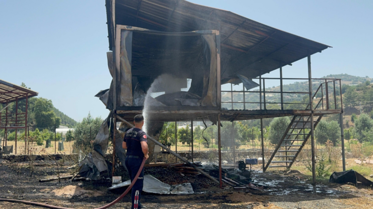 Gazipaşa'daki yangında ahşap ev küle döndü