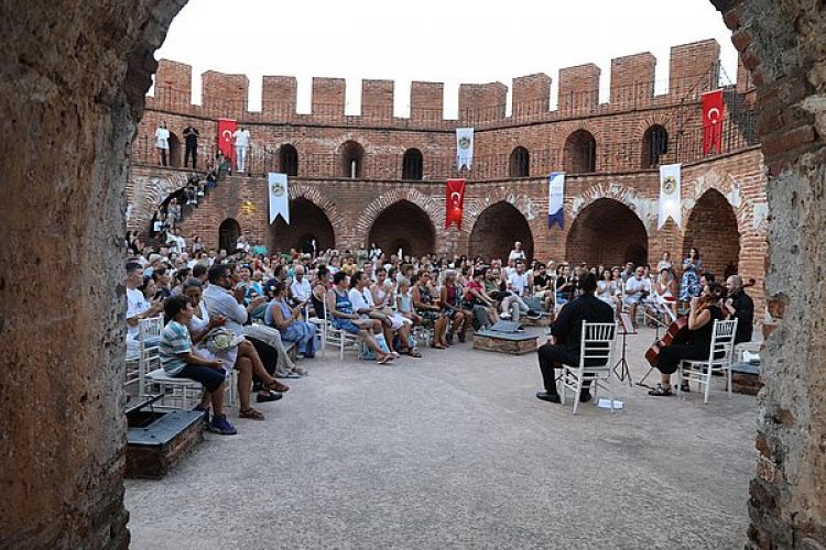 ALANYA’DA TARİHİ KIZILKULE’DE MÜZİK ZİYAFETİ