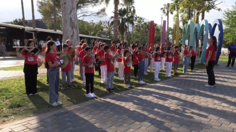 Kemer Belediyesi bandosu açık alanda çalışıyor